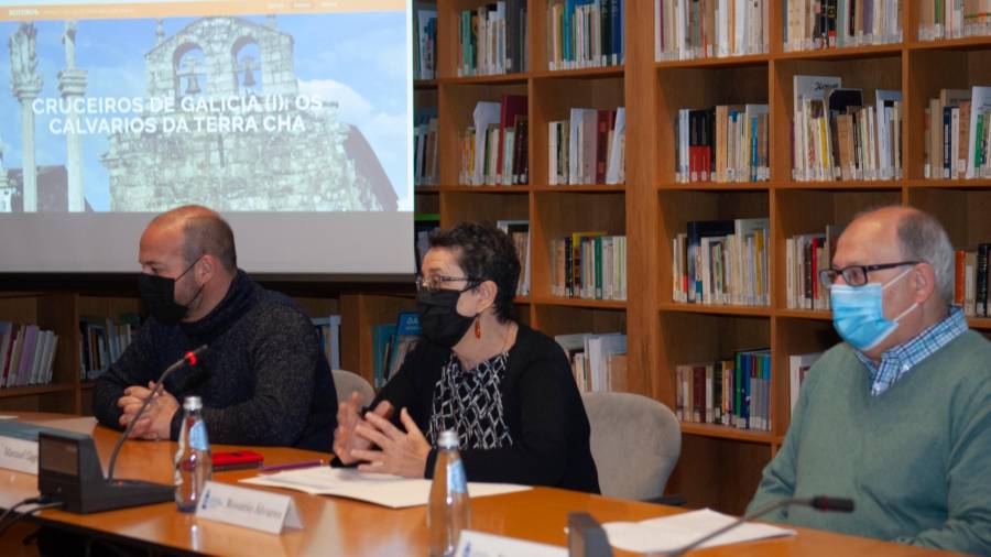 Pola esquerda, Manuel Gago, Rosario Álvarez e Fernando Arribas, na presentación de ‘Cruceiros de Galicia’. Foto: CCG