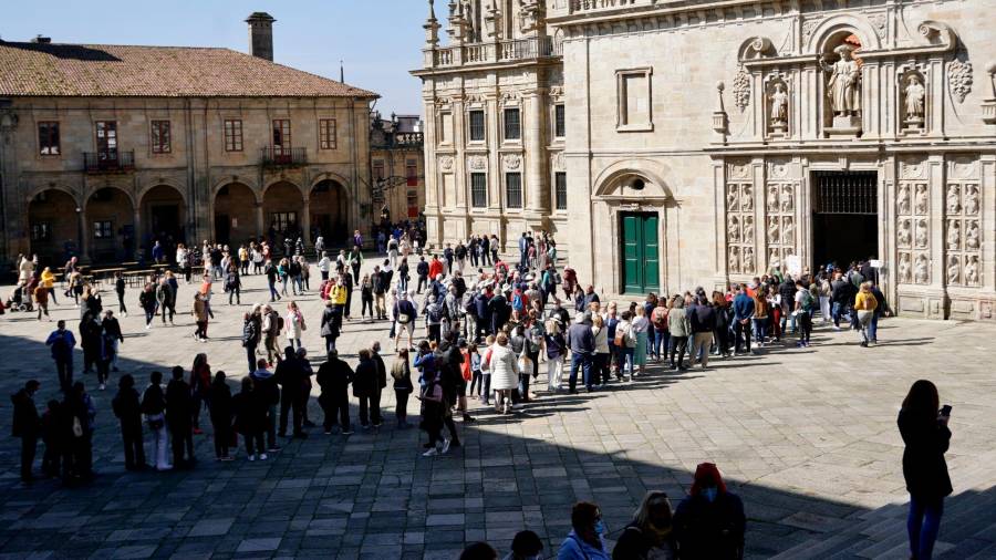 Santiago celebra el Viernes Santo: llenazo en la zona vieja y colas para entrar en la Catedral