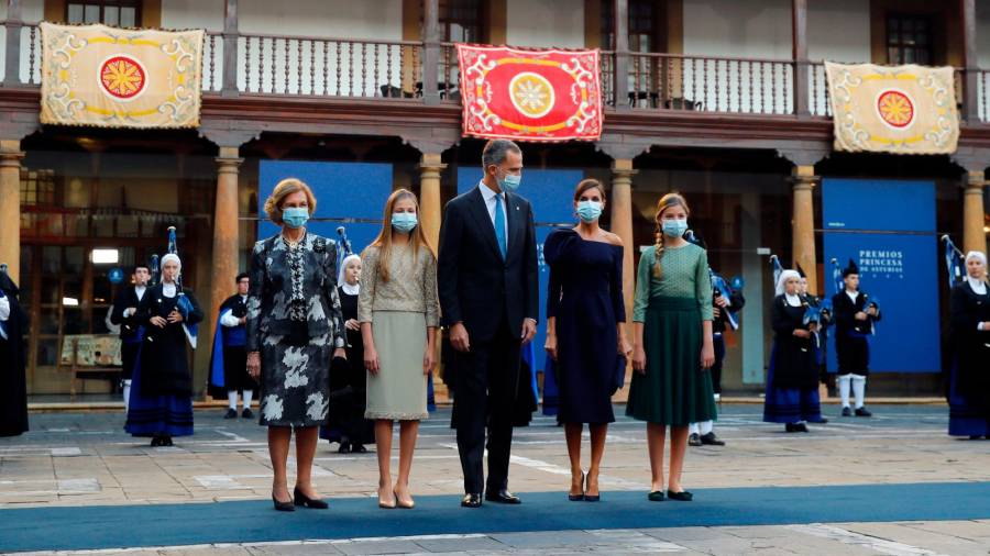 La familia real a su llegada al Hotel Reconquista, lugar de entrega de los premios. Foto: Efe