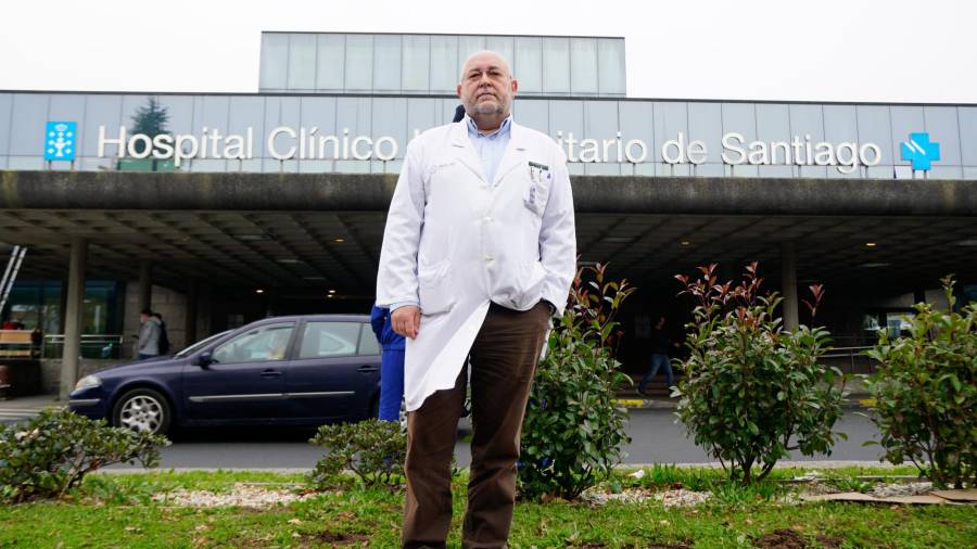 El doctor Camilo García en la entrada del hospital Clínico Foto: A. Hernández