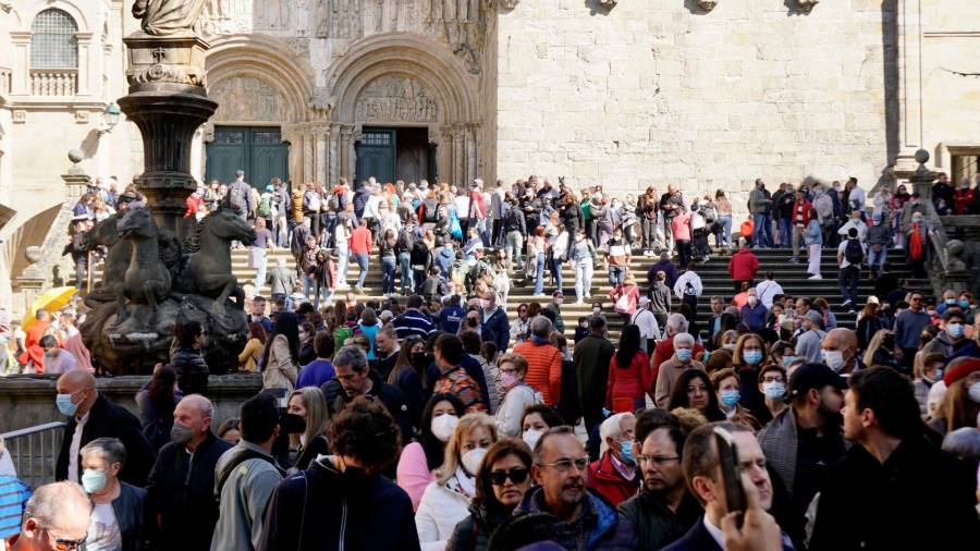 Santiago celebra el Viernes Santo: llenazo en la zona vieja y colas para entrar en la Catedral
