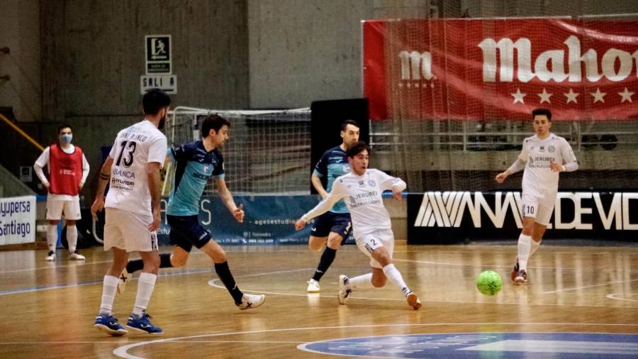 Los problemas crecen en un Santiago Futsal al que la fortuna no acompaña