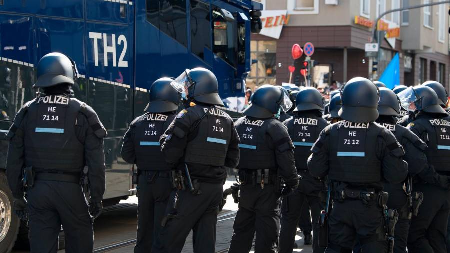QUEJAs. Policías alemanes en una protesta por las medidas COVID. Foto: S. Pförtner