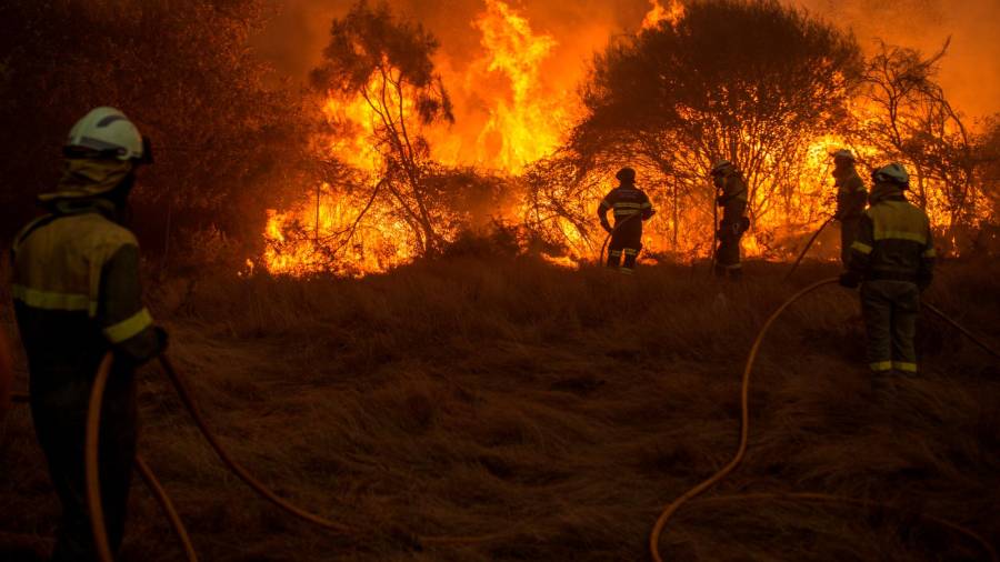 GRAF4203. RAIRIZ DE VEIGA (OURENSE), 13/09/2020.- Varios bomberos forestales realizan labores de extinción en el incendio forestal de Cualedro, que ha obligado a decretar la situación 2 por la proximidad a las viviendas. Galicia ha vivido un fin de semana negro, recrudecido este domingo, con más de 2.250 hectáreas forestales arrasadas por el fuego en tres provincias, la de Ourense, que se ha llevado la peor parte con nueve incendios; la de Lugo y la de Pontevedra. EFE/ Brais Lorenzo