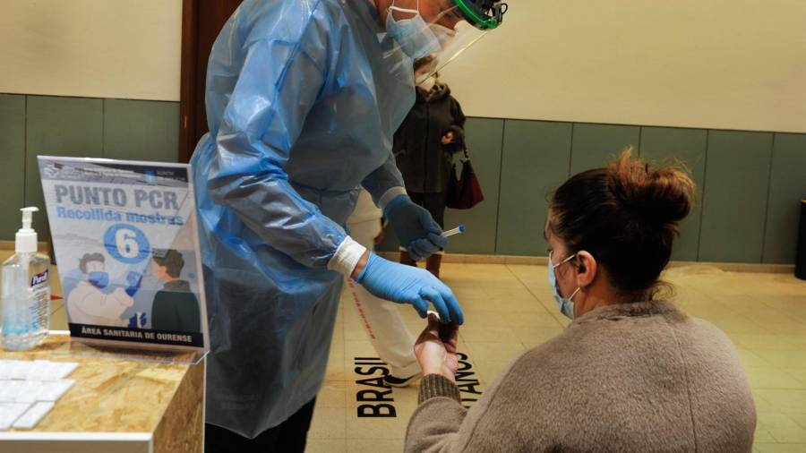 En la foto de archivo, una mujer participa en un cribado masivo para detectar positivos por coronavirus en Expourense, en Ourense. ROSA VEIGA/EUROPA PRESS