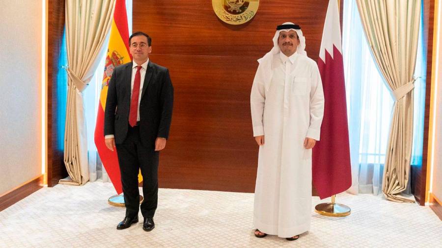 El ministro de Exteriores, José Manuel Albares, con su homólogo de Catar, en la visita del español a Doha. Foto: E. Press