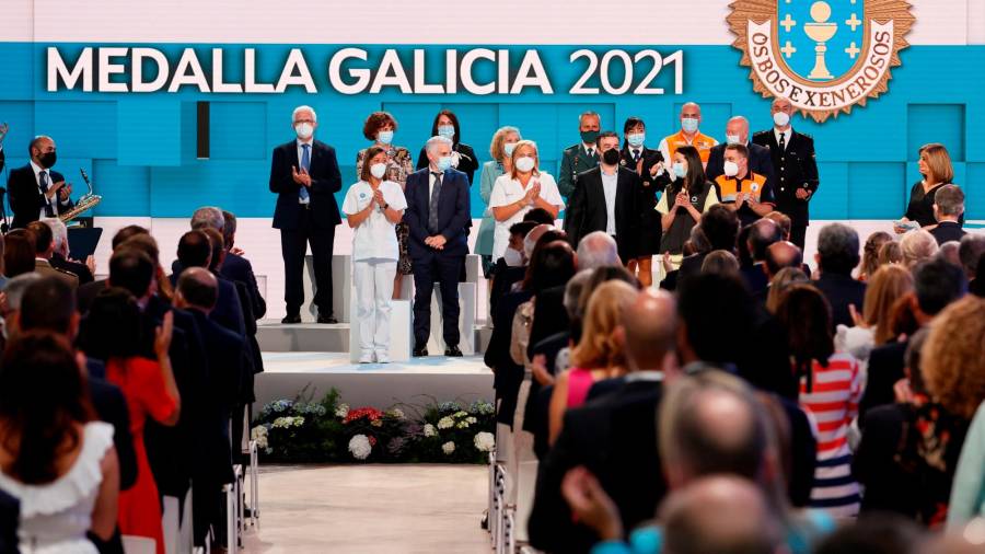 SANTIAGO DE COMPOSTELA, 25/07/2021.- Imagen de los premiados en la gala de entrega de la Medalla de Galicia 2021 en el acto celebrado este domingo en Santiago de Compostela. EFE/Ballesteros.