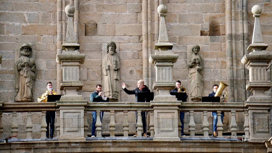 Los integrantes de Hércules Brass, durante los ensayos que realizaron ayer en los tejados de la basílica. Foto: F. B. 