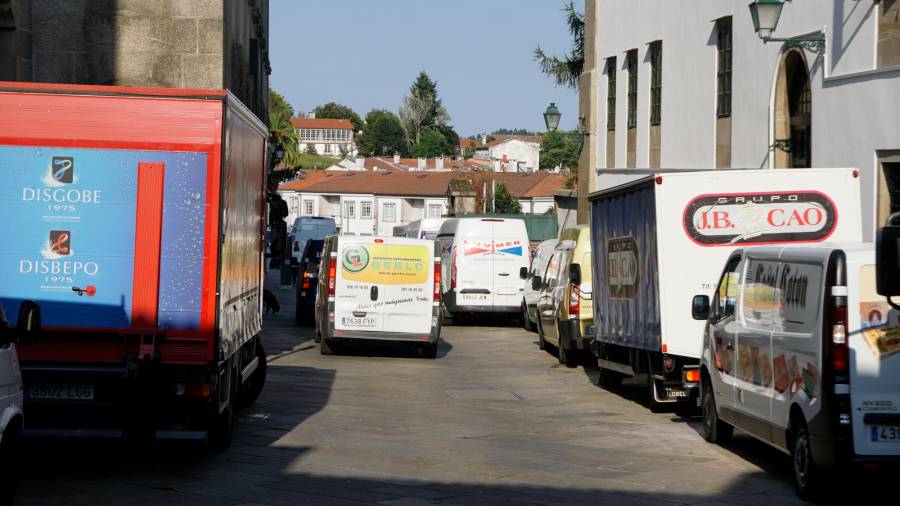 En Travesa de Fonseca las furgonetas y camiones impiden el paso de viandantes