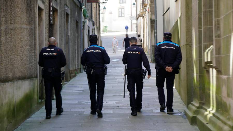 Agentes de la Policía Nacional y Local patrullando las calles del casco histórico. Foto: ECG