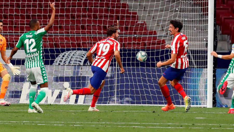 Diego Costa, en el momento de marcar el gol. Foto: J.J. Guillén