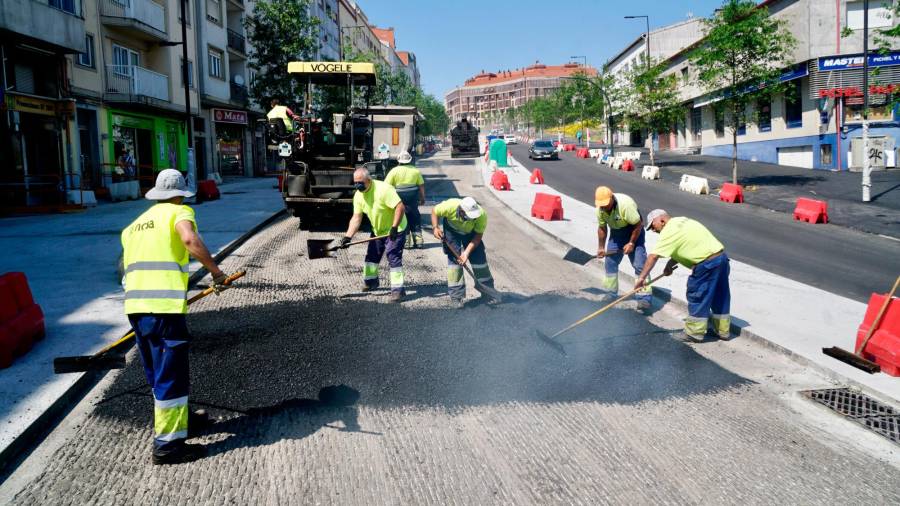 Operarios trabajando en las obras de reurbanización de la avenida de Lugo. Foto: Fernando Blanco