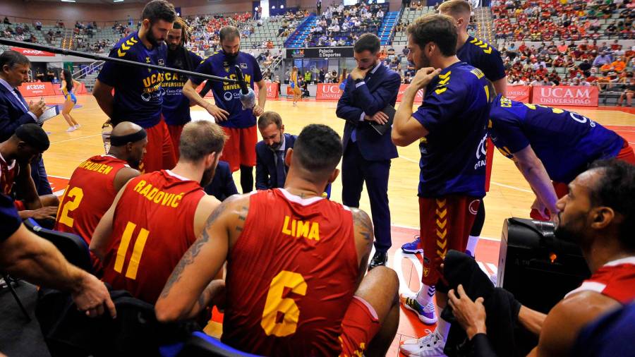 El entrenador del UCAM Murcia Sito Alonso en un tiempo muerto con sus jugadores. Foto: ACB Photo-J. Bernal