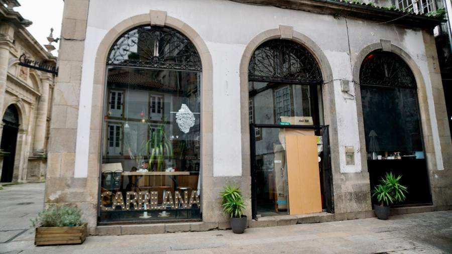 Situación en la que se encuentra A Carrilana durante estos días, con la puerta tapiada con un tablón. Foto: Fernando Blanco