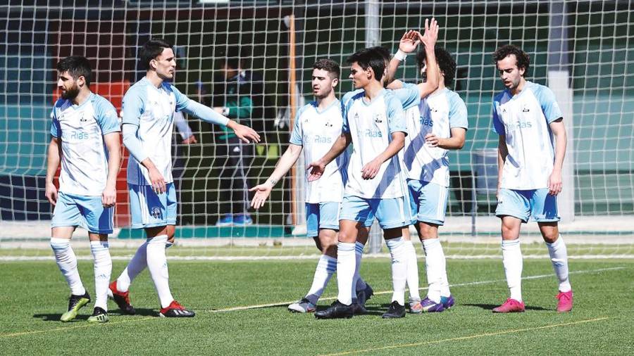 Los jugadores del combinado gallego se saludan celebrando un gol. Foto: RFGF
