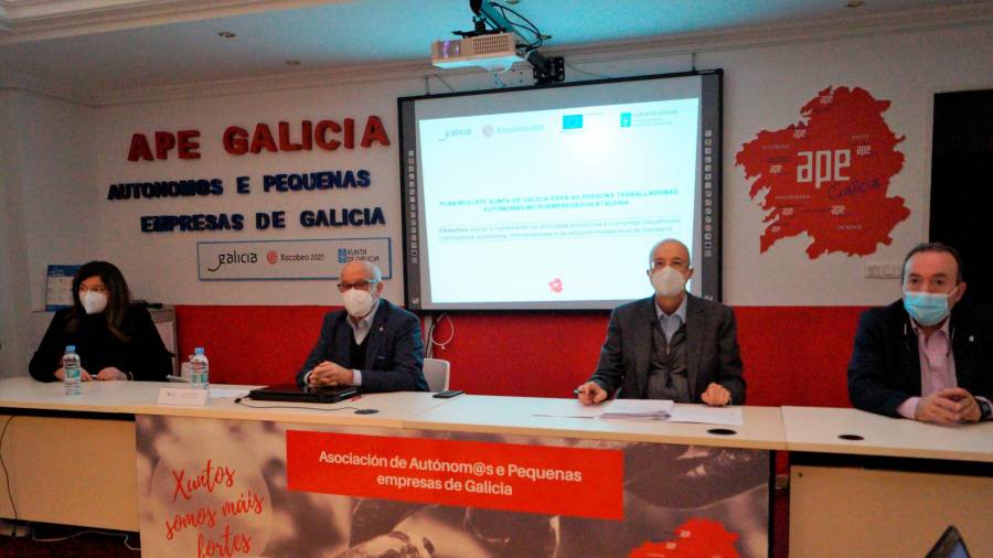 En la apertura, con Juan Lirón Lago estuvieron Sonia Acuña Pazos y José Ramón Caldas Martínez, presidente de APE Galicia. Foto: A. G.