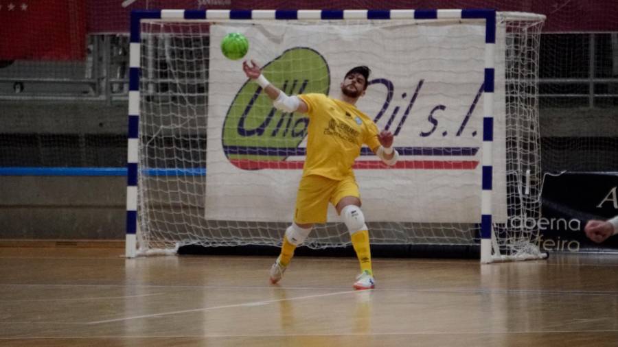 baluarte Brais, porteiro do Jerubex Santiago Futsal, realiza un saque no partido contra o Elche. Foto: F. Blanco 