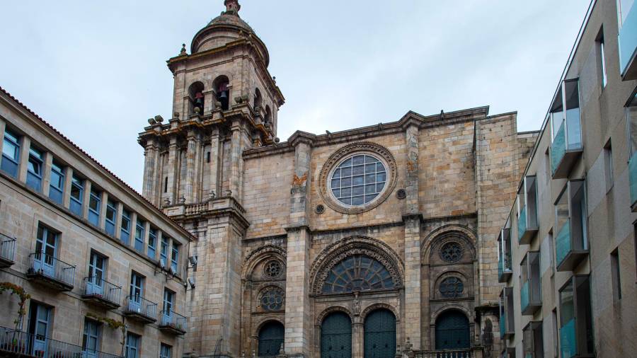Entrada oeste de la Catedral de Ourense por la plaza de San Martiño.