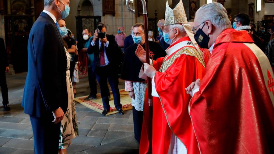 El Arzobispo de Santiago, monseñor Julián Barrio, recibe a los reyes antes del comienzo de la misa. Foto: Ballesteros/Efe