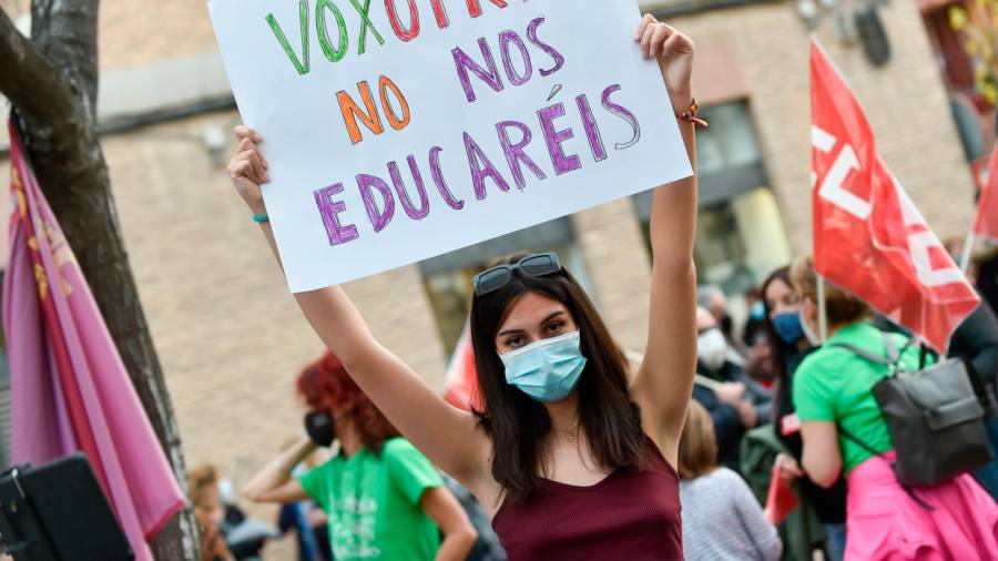 Una joven murciana se manifiesta contra que Vox gestione Educación. Foto: J. Carrión