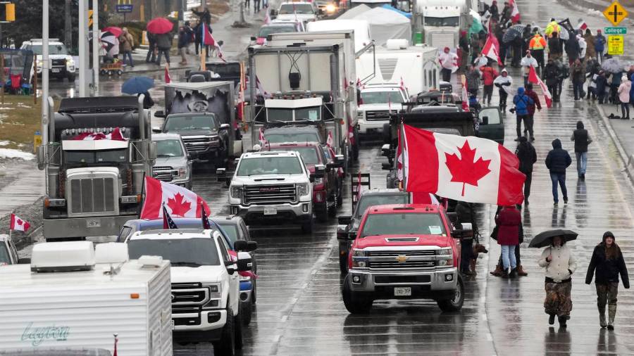 La Policía desaloja el puente que bloqueaban los antivacunas en la frontera entre Canadá y EEUU