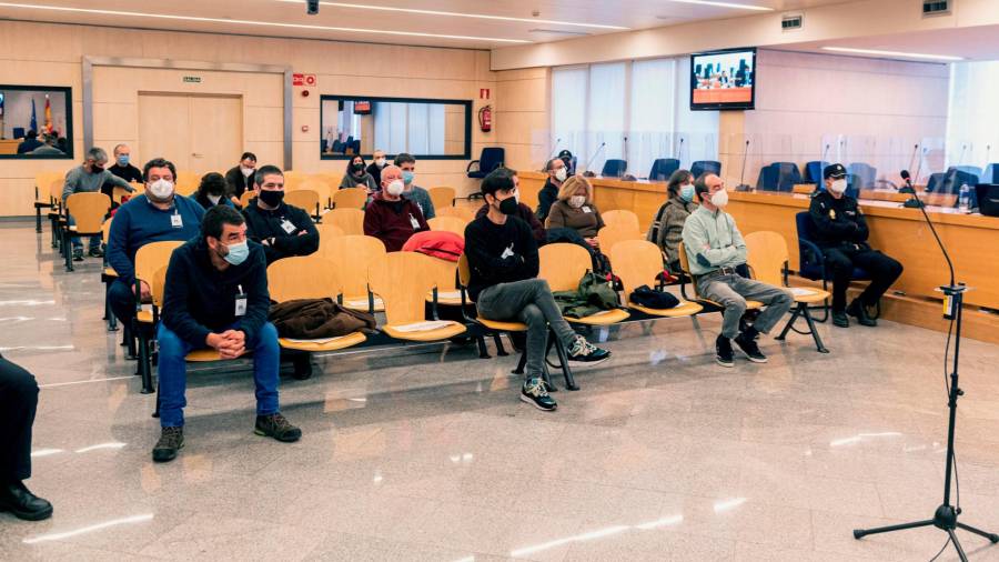 vista. Los acusados mantuvieron la distancia y sus respectivas mascarillas en la Audiencia Nacional (Madrid). Foto: Efe