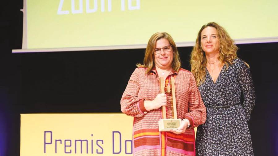 María José Lodeiros (izquierda) recogiendo el premio en la gala. Foto: DonaTIC
