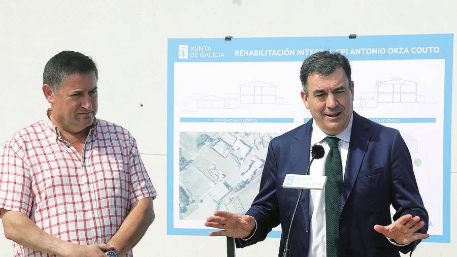 Román Rodríguez toma a palabra na visita ao colexio Antonio Orza Couto, en Boqueixón, e ao seu lado o alcalde, Manuel Fernández. Foto: X.G.