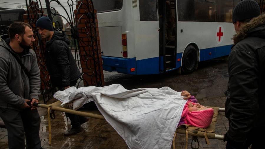 13 de abril de 2022, Ucrania, Pokrovsk: Una mujer es llevada en camilla desde la Iglesia de la Gracia a un vehículo de Defensa Civil, que la lleva a una estación de tren. La gente evacuó a Vinnytsia mientras las tropas rusas preparaban una ofensiva para tomar la región. Foto: Daniel Carde/ZUMA Press Wire/dpa 13/04/2022