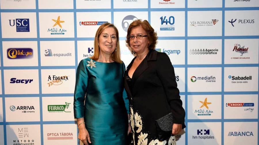 La presidenta del Congreso y Gallega del Año 2017, Ana Pastor, con la diseñadora Olga Martínez en el photocall. FOTO: F. Blanco, A. Hernández, P. Sangiao y E. Álvarez