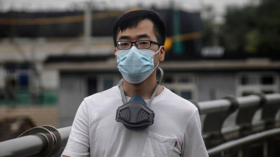 Beijing (China), 29/06/2020.- Un hombre con mascarilla pasea por Beijing, China. EFE/EPA/WU HONG