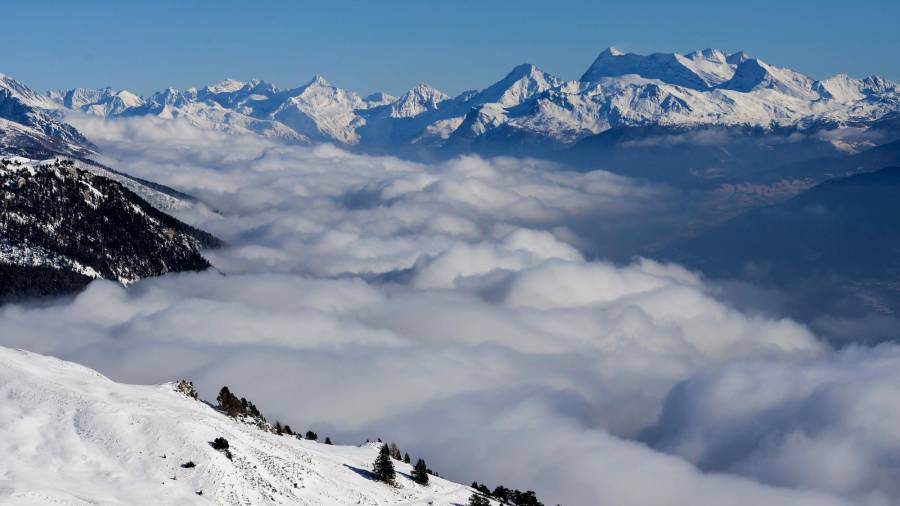 Un mar de niebla. Crans-montana, Suiza. (Autor, Jean-Christophe Bott para EFE).