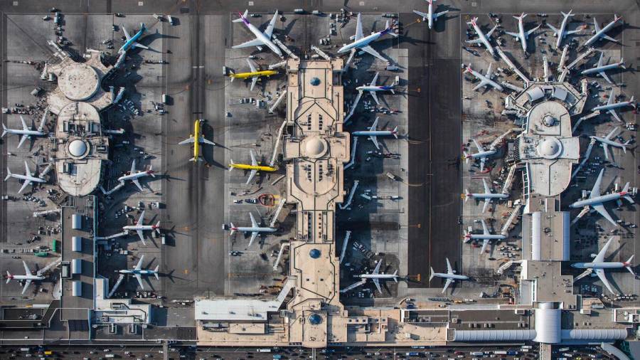 Terminales 4, 5, 6, y 7, del LAX, el aeropuerto de Los Ángeles. (Fotógrafo, Mike Kelley. Fuente, culturainquieta.com)