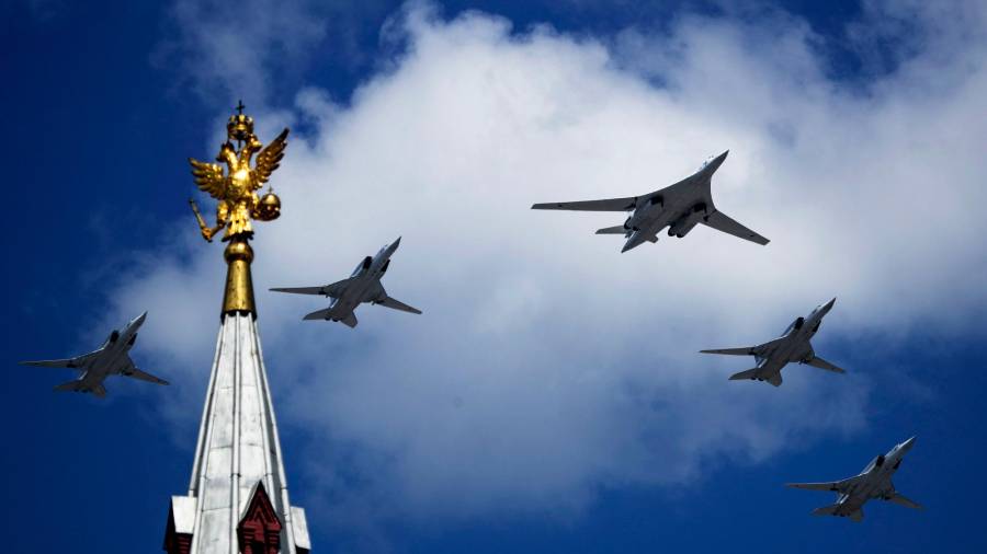 La fuerza aérea rusa muestran sus bombarderos Tu-160 durante el desfile. (Autor, Pavel Golovkin. Fuente, EFE)