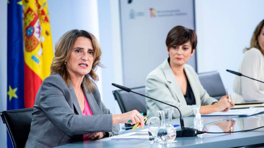 La vicepresidenta de Transición Ecológica,Teresa Ribera, en el Consejo de Ministros con Isabel Rodríguez. EuropaPress