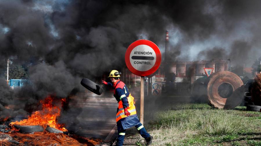 A las puertas de la fábrica de San Cibrao se quemaron neumáticos de nuevo por la nacionalización. Foto: Efe/Eliseo Trigo
