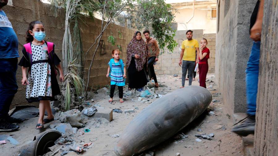 Varios palestinos observan los restos de una bomba israelí que no llegó a estallar. Foto: Europa Press