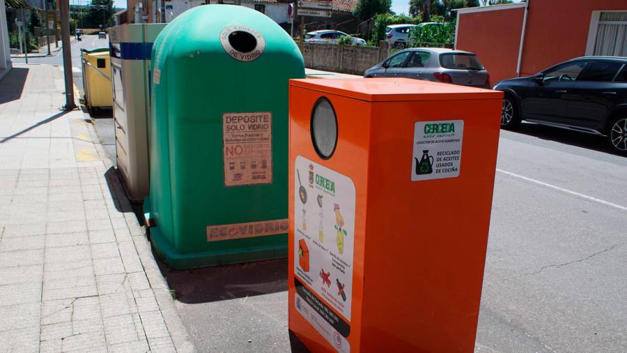 Contenedores de aceite de cocina usado, en este caso en Cerceda, a donde debe llevarse el residuo. Foto: Gallego
