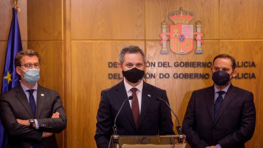 José Miñones, flanqueado por el presidente gallego, Alberto Núñez Feijóo, y el ministro José Luís Ábalos. Foto: Efe