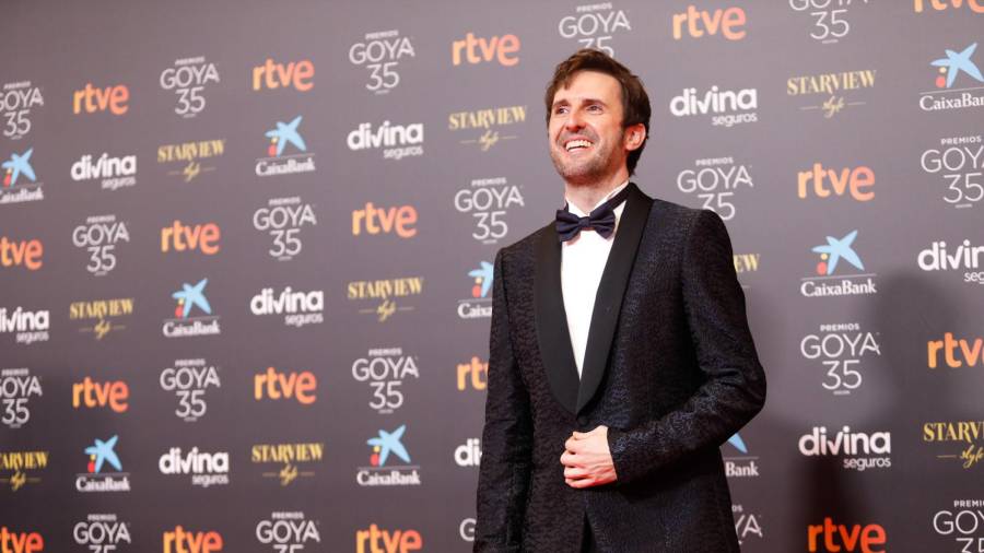 El actor Julián Lopez, posa en la alfombra roja en la 35 edición de los Premios Goya en el Teatro del Soho CaixaBank de Málaga a 6 de marzo del 2021. Álex Zea / Europa Press