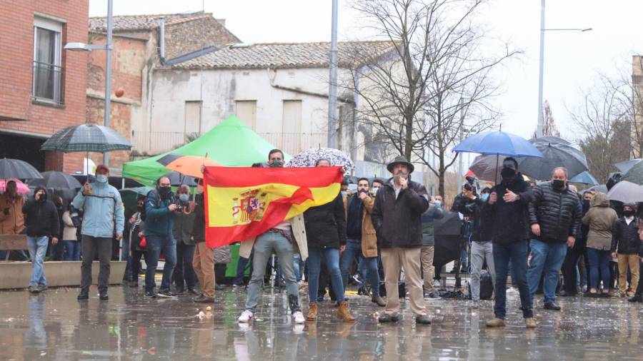 Concentración con banderas de España en defensa al acto de VOX en Salt, Girona, Cataluña (España), a 7 de febrero de 2021. MARTÍ SEGURA RAMONEDA