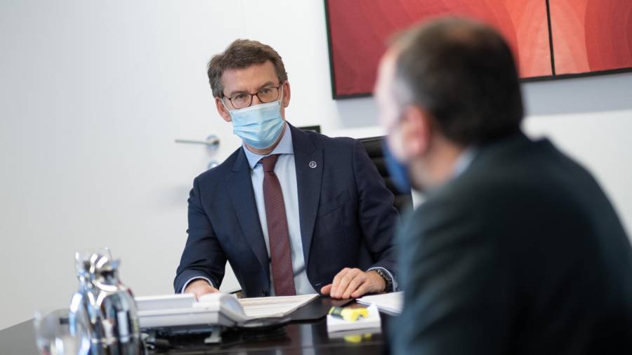 O titular do Goberno galego, Alberto Núñez Feijóo, onte durante a reunión por videoconferencia co comité clínico de expertos sanitarios. DAVID CABEZÓN
