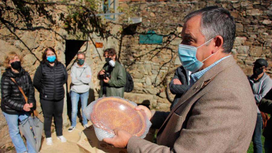 O alcalde de Oleiros, Ángel García, foi agasallado cunha peza oleira de Buño. Foto: Concello de Malpica