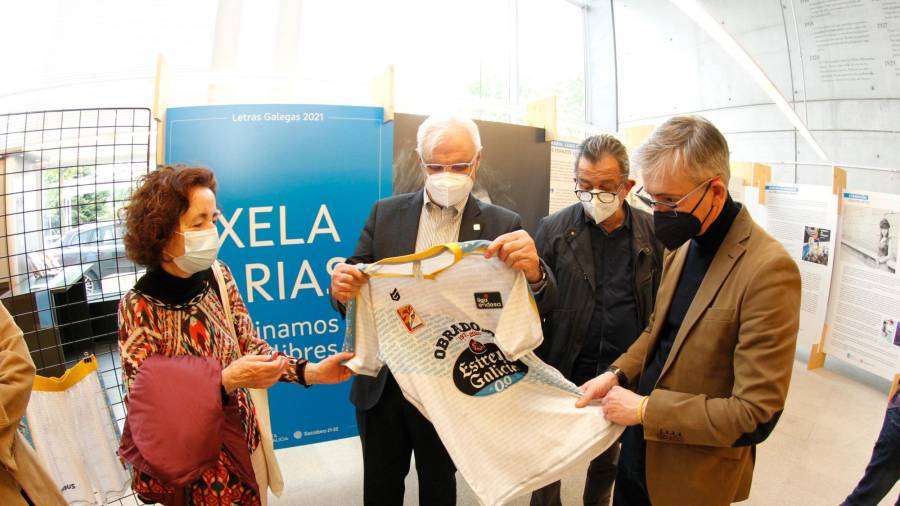 Aleixandre junto a Freixanes, Gil y Moncho admirando una camiseta que el club regaló al hijo de Xela Arias, Darío. Foto: F.B.