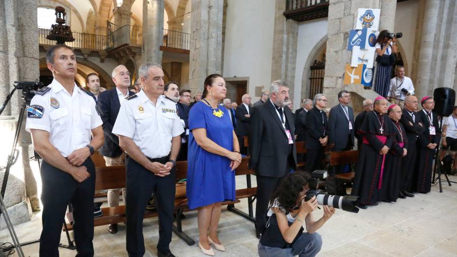 Autoridades civiles y eclesiásticas en el acto de bienvenida al representante del papa Francisco. Foto: A. Hernández