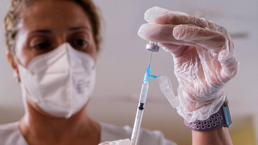 Una enfermera prepara una jeringuilla con la vacuna contra el COVID. EFE/Ángel Medina G.