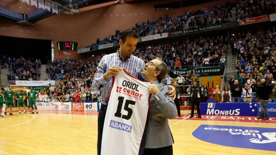 HOMENAJE El presidente Raúl López junto a Oriol, el día en mayo de 2015 cuando se retiró su camiseta. Fotos: ECG