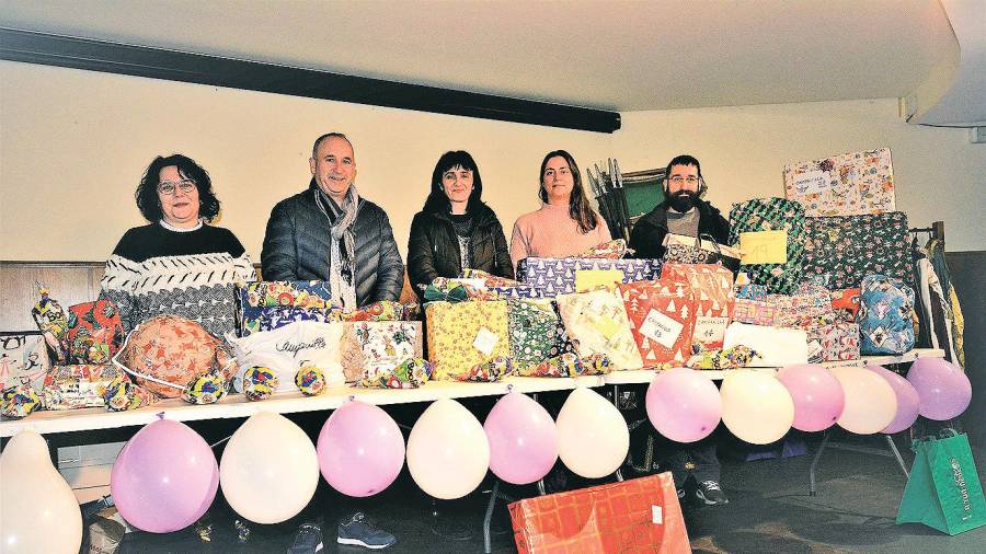 Laura Platas, pola esquerda, Ángel Leis e Mar García con agasallos e colaboradores. Foto: CN