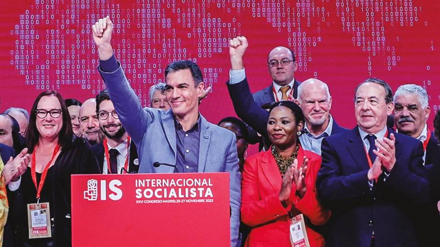 PEDRO Sánchez, ayer, en la clausura del Congreso de la Internacional Socialista. Foto: EP