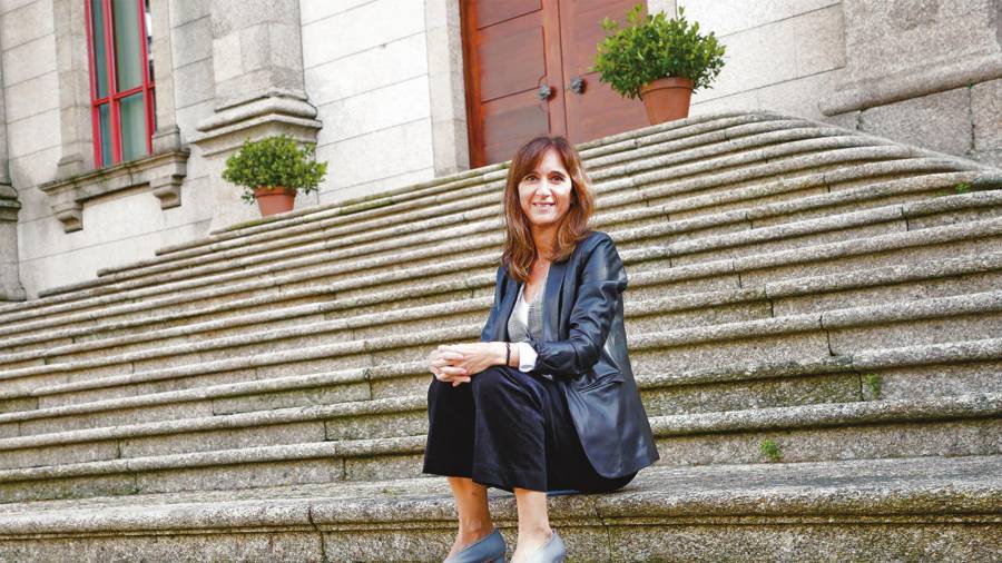 Carmen Pomar posa ante la cámara de Antonio Hernández en la escalinata del Parlamento de Galicia.
